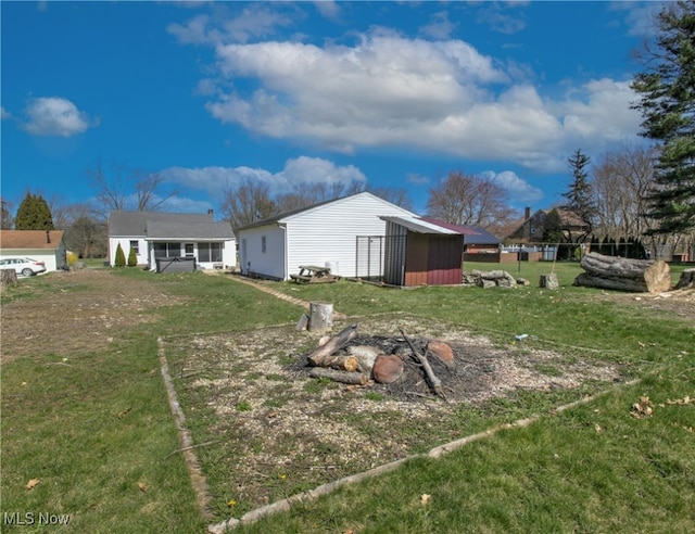 view of yard with an outdoor structure