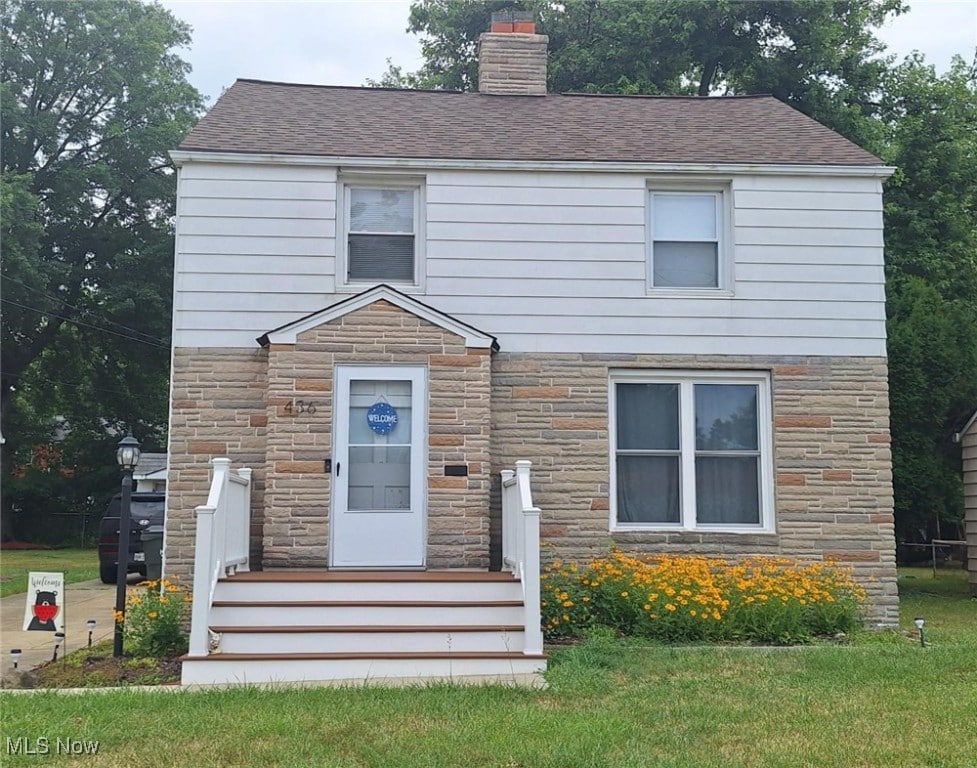 view of front facade with a front lawn