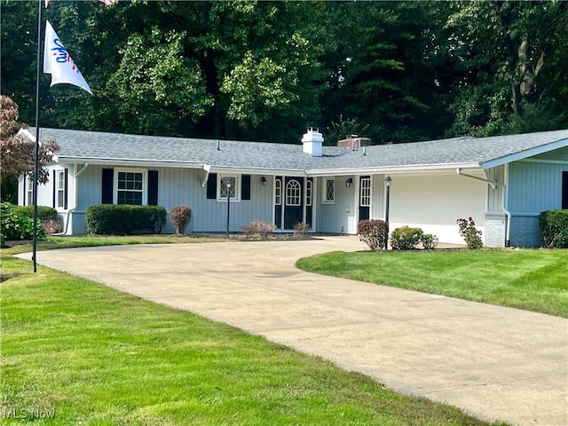 single story home with a front lawn