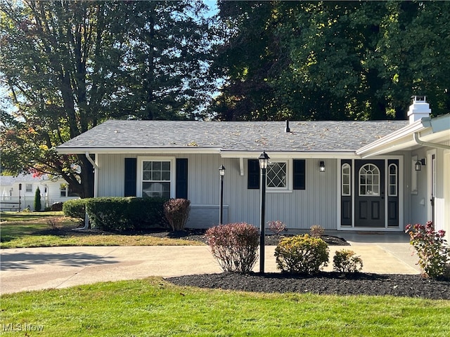 view of front of property featuring covered porch and a front lawn