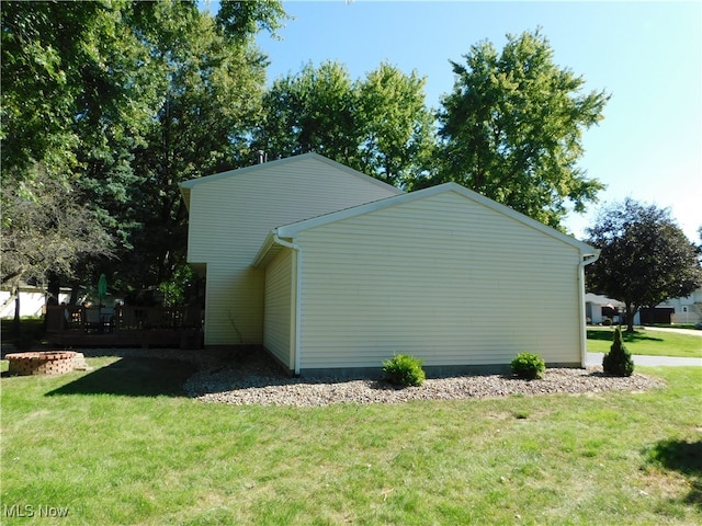 view of side of property featuring a yard