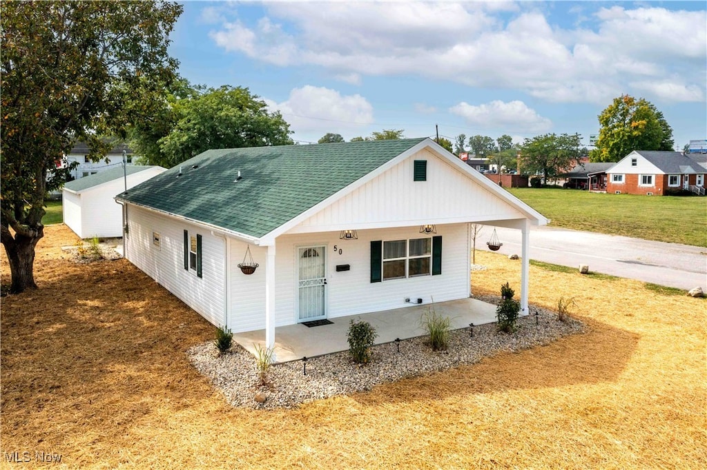 view of front of house featuring a front yard