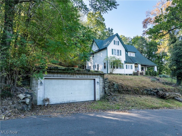 view of front facade featuring a garage