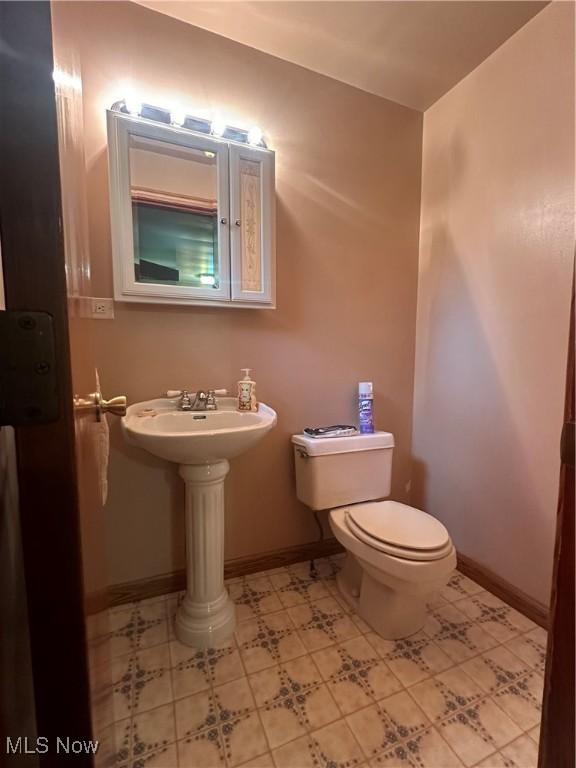 bathroom featuring sink and toilet