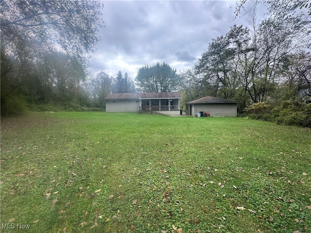 view of yard with an outdoor structure