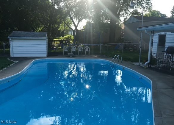 view of swimming pool