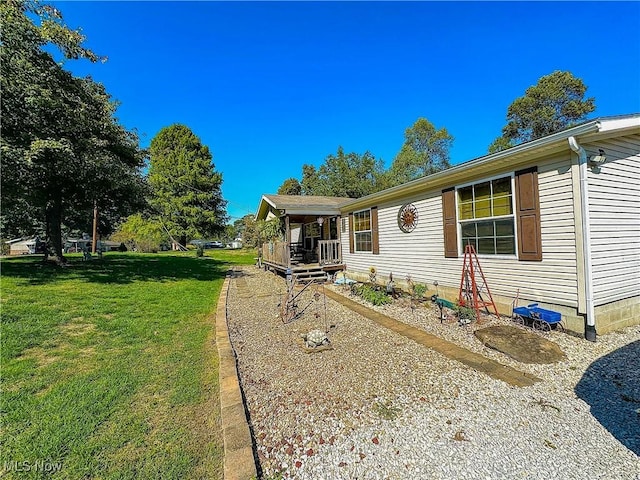 view of front of house featuring a front yard