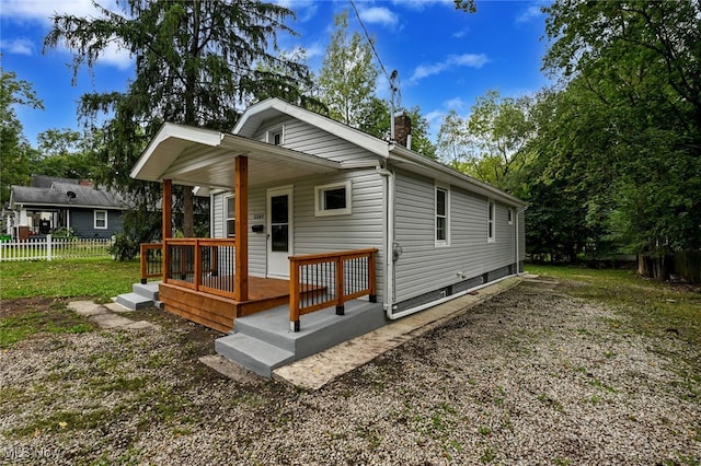 view of front of home featuring a front lawn