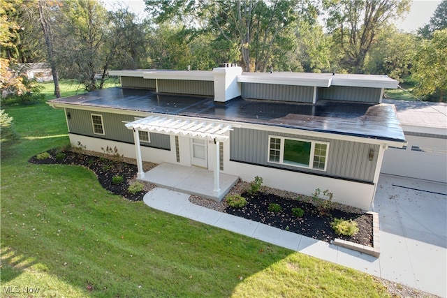 view of front of property with a front lawn