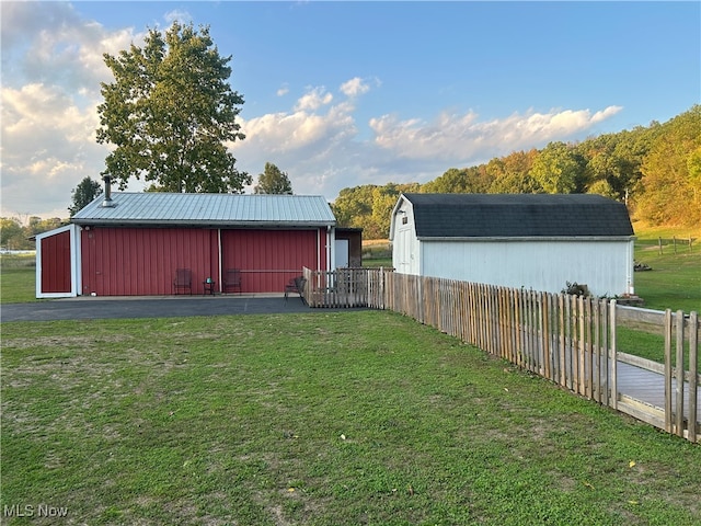 view of yard featuring an outdoor structure