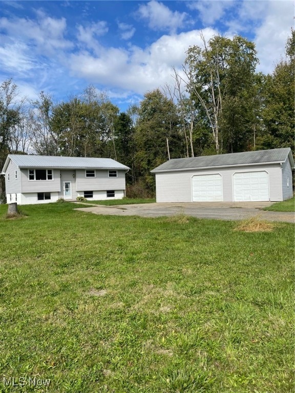 view of yard featuring a garage and an outdoor structure