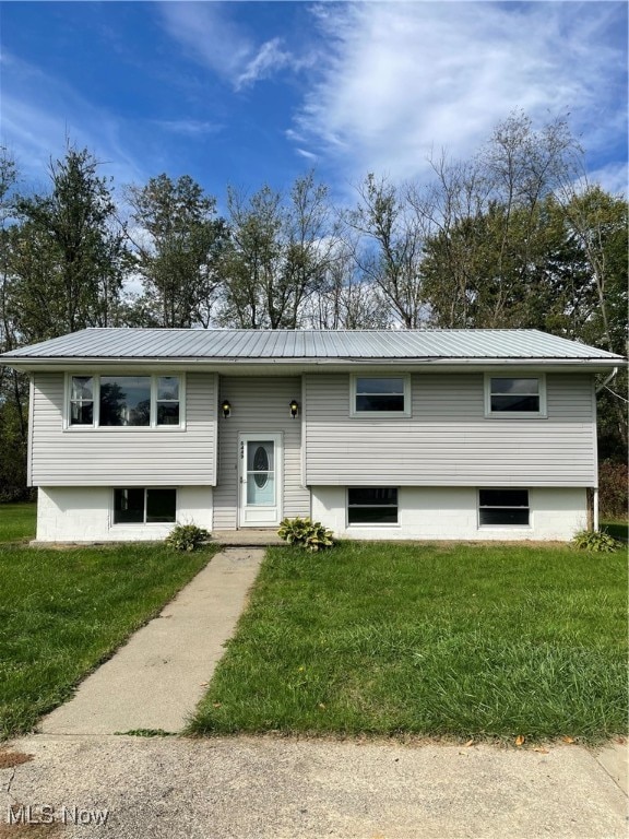 bi-level home featuring a front lawn