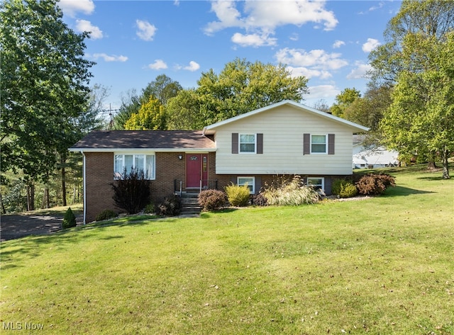 split level home featuring a front yard