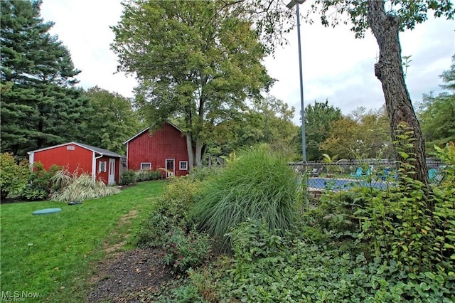 view of yard featuring a storage shed