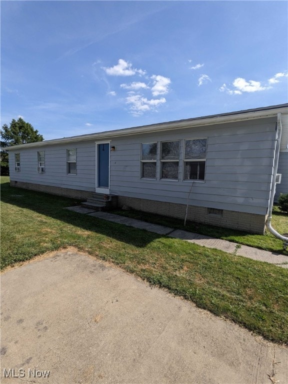 manufactured / mobile home featuring a front yard