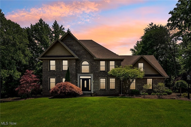 view of front facade with a yard