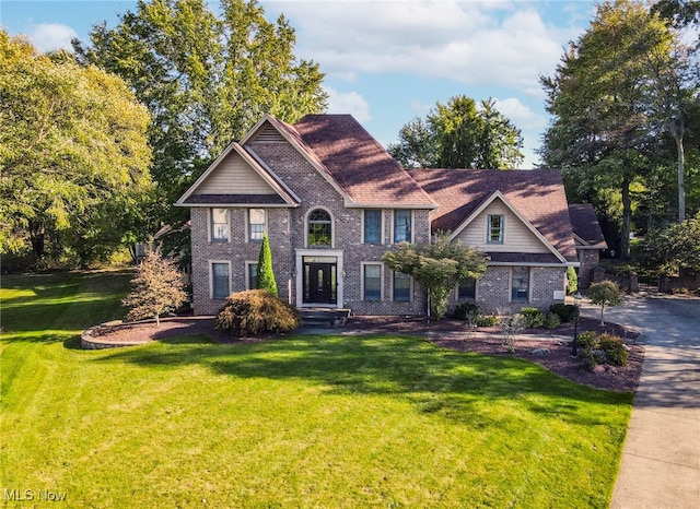 view of front facade with a front yard