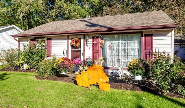 view of front of home with a front lawn