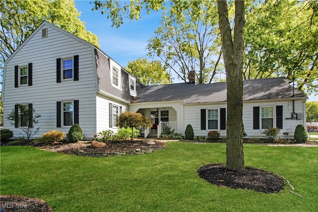 view of front of property with a front yard