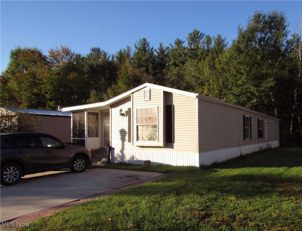 manufactured / mobile home with a front yard