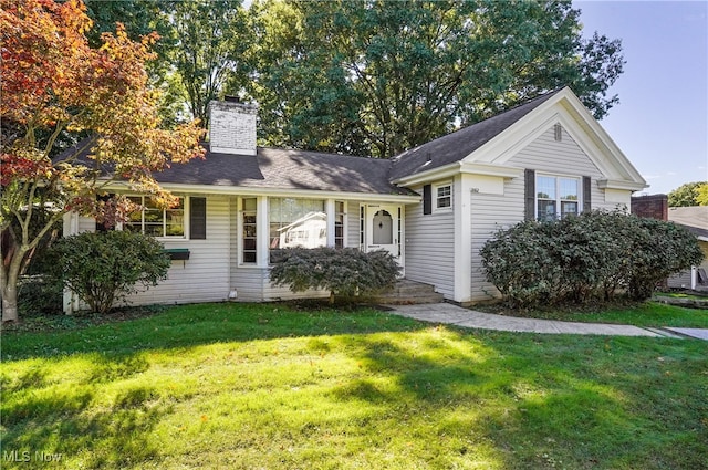 view of front facade with a front yard