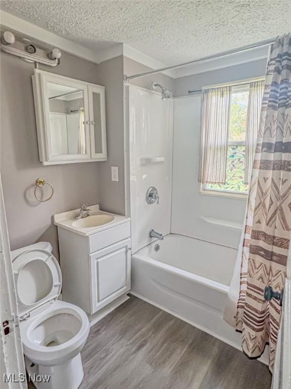 1504 W 19th St, Lorain, OH 44052 - full bathroom featuring wood finished floors, a textured ceiling, shower / bath combo with shower curtain, and vanity