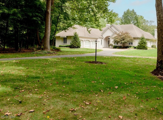 view of front facade featuring a front yard