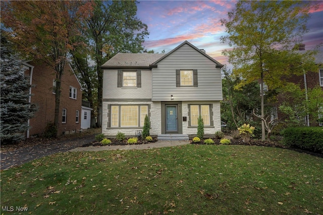 front facade featuring a lawn