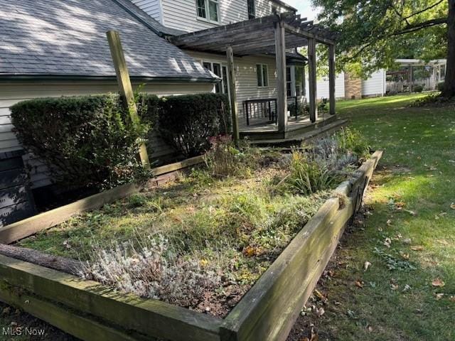 view of yard featuring a pergola