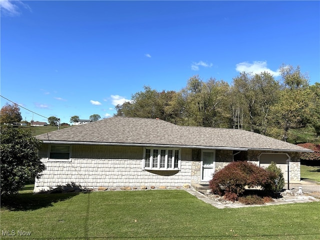 view of front facade featuring a front yard