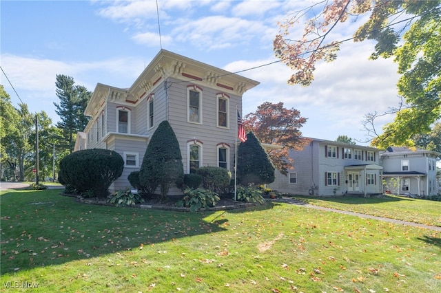 italianate-style house featuring a front yard