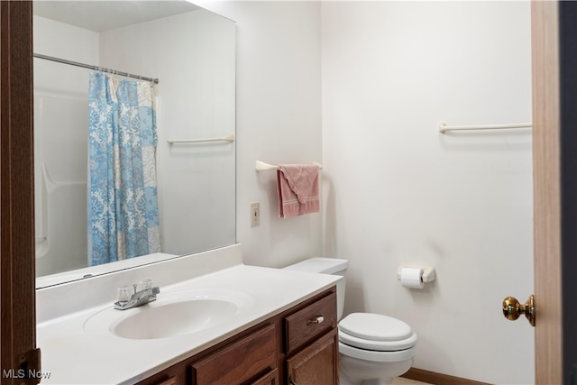 bathroom featuring a shower with curtain, vanity, and toilet