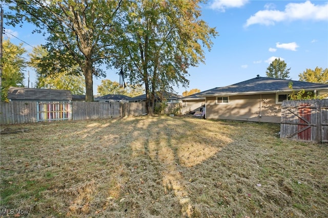 view of yard featuring a storage shed