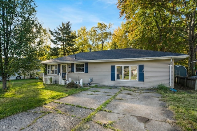 view of front of property featuring a front lawn