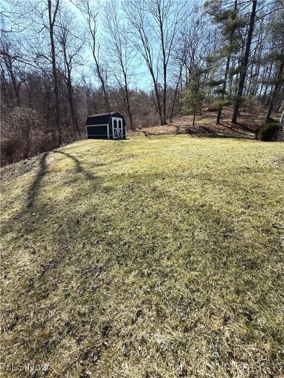 120 Woodcrest Dr, Marietta, OH 45750 - view of grassy yard featuring a storage shed and an outdoor structure