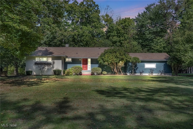 single story home featuring a lawn