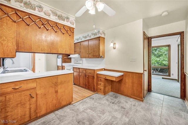 kitchen featuring kitchen peninsula, electric stove, ceiling fan, and sink