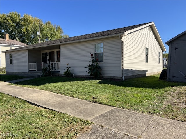 view of front facade with a front lawn