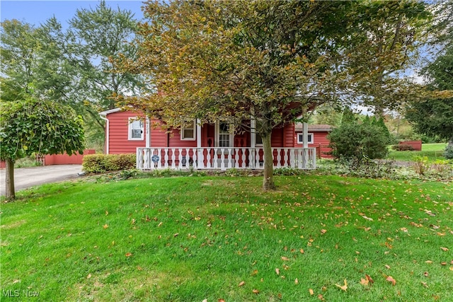 view of front of home featuring a front yard