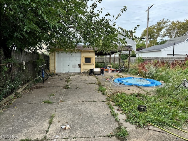 view of yard featuring an outdoor structure and a garage