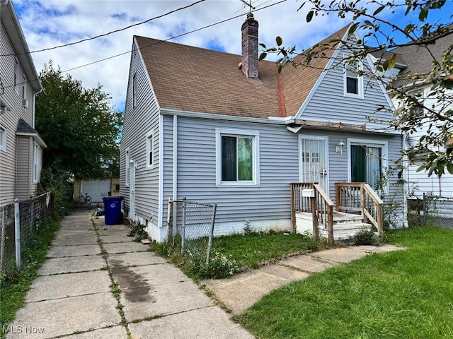 view of front of house with a front lawn