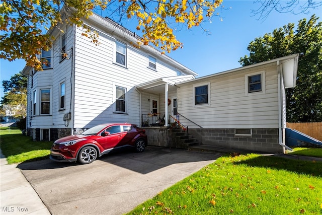 view of front of house featuring a front lawn