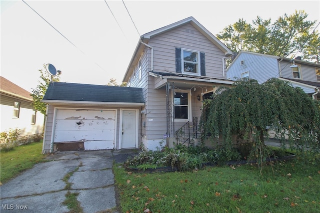 view of front property featuring a front lawn and a garage