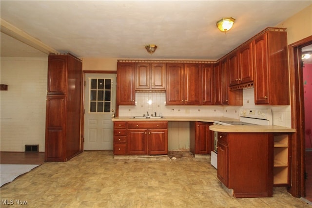 kitchen with kitchen peninsula, sink, backsplash, and electric range