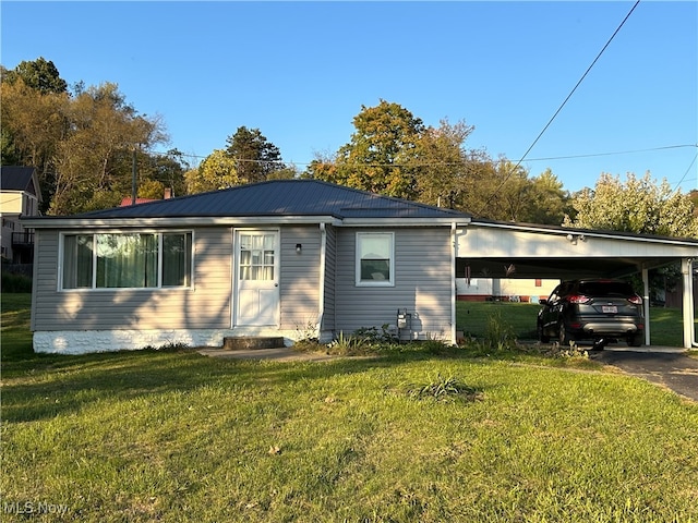 view of front of house with a carport and a front yard