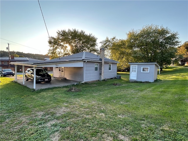 view of yard with a storage shed