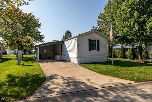 view of front of home featuring a front yard and a carport