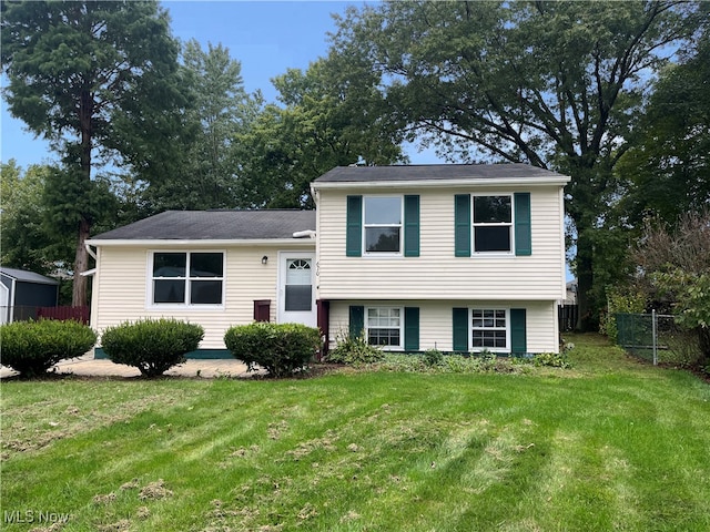 split level home with a front lawn