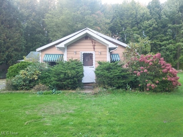 view of front of house with a front lawn