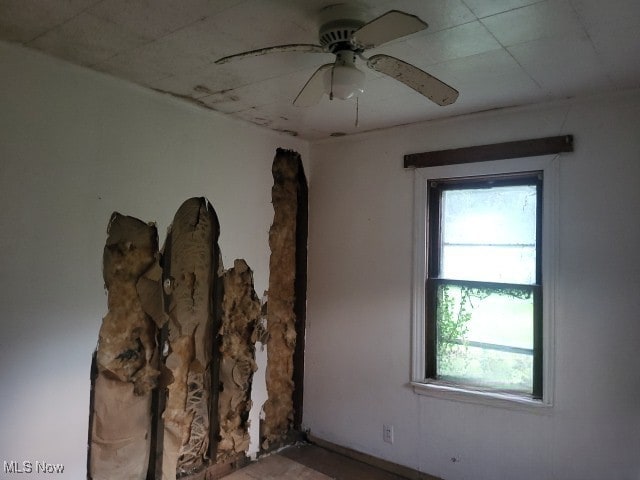 empty room featuring ceiling fan